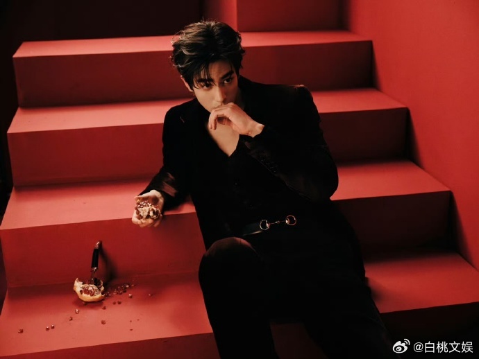 微博之夜新鲜造型出图，张凌赫宋威龙均着深 V 设计，细节的处理各有巧思，将深 V