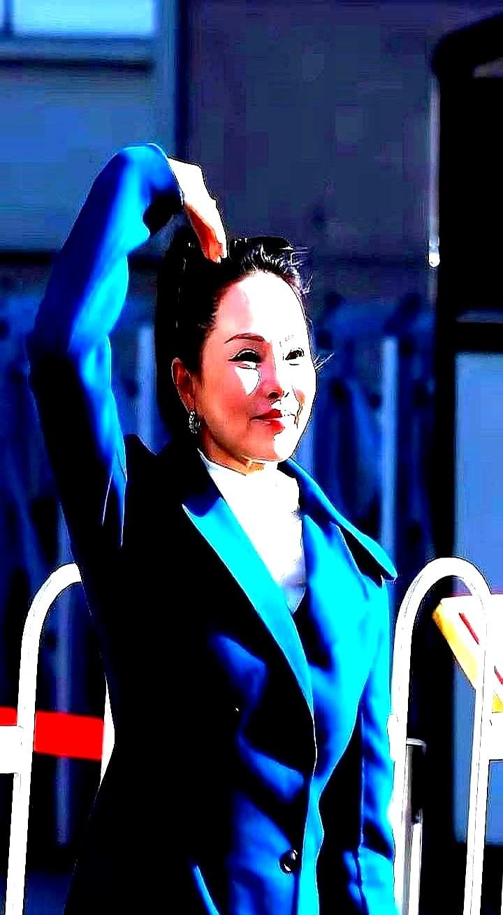 脸僵不僵已经不重要了，57岁还能不能穿露背晚礼服，才是女人之间真正的分水岭。
