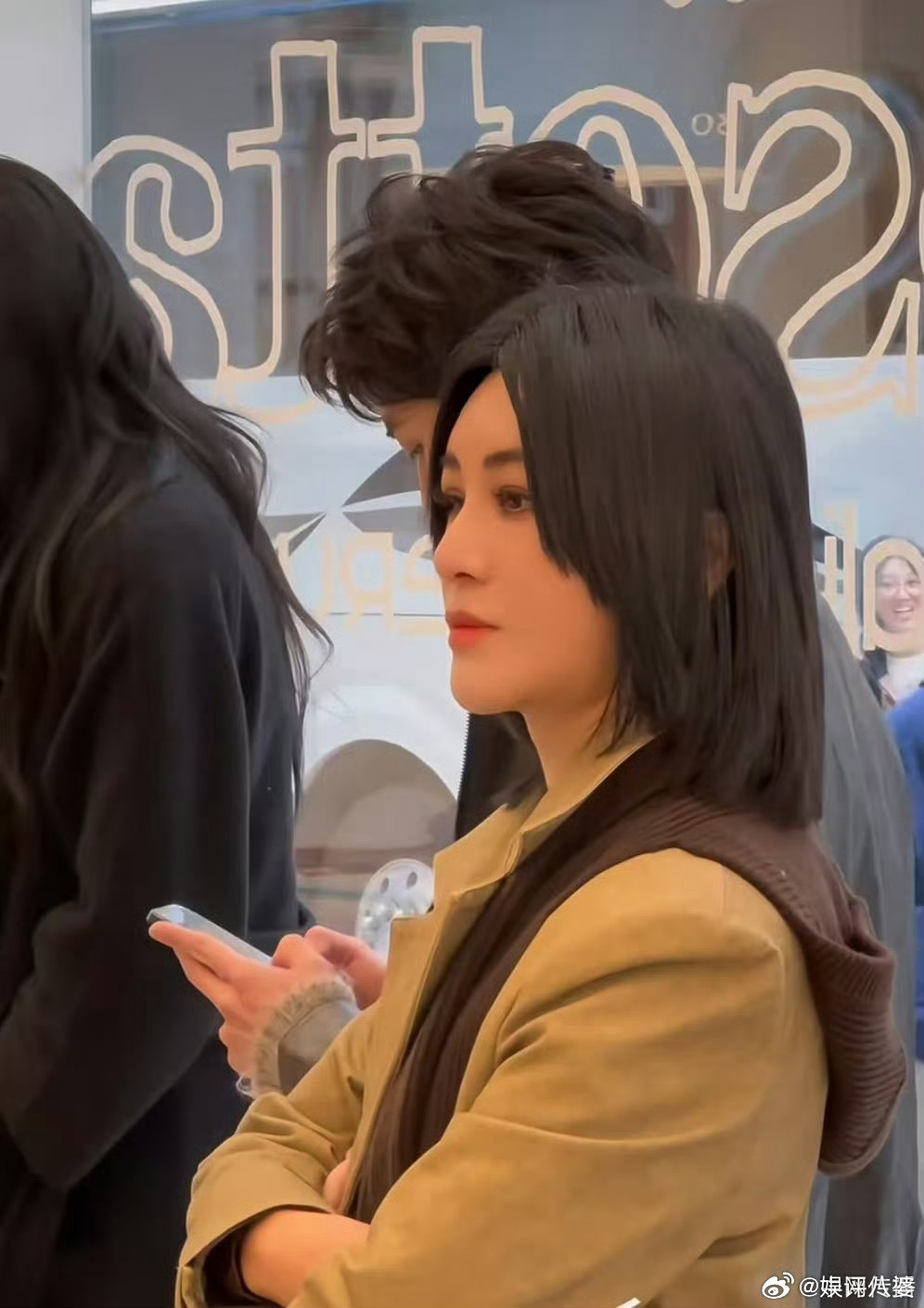 偶遇尚雯婕纽约街头采访路人🌍街头偶遇尚雯婕太戳人!一身利落风衣衬得气质知性又优