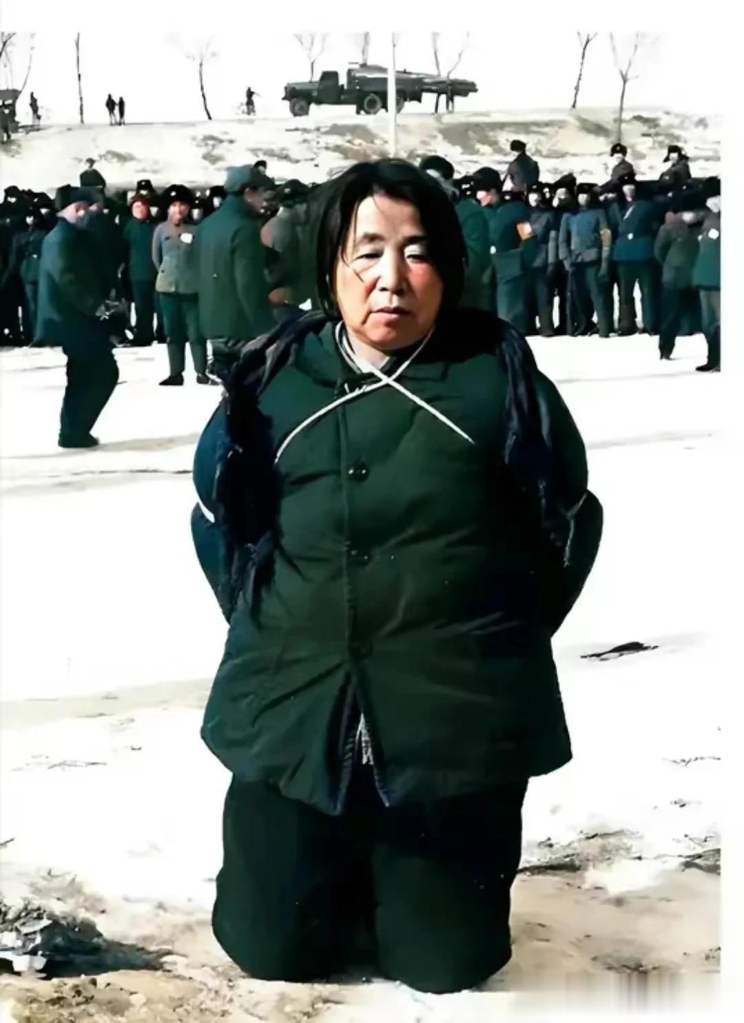 1980年，黑龙江省宾县，照片中的妇女跪在地上，双手被反绑，她因贪污罪被判处了死