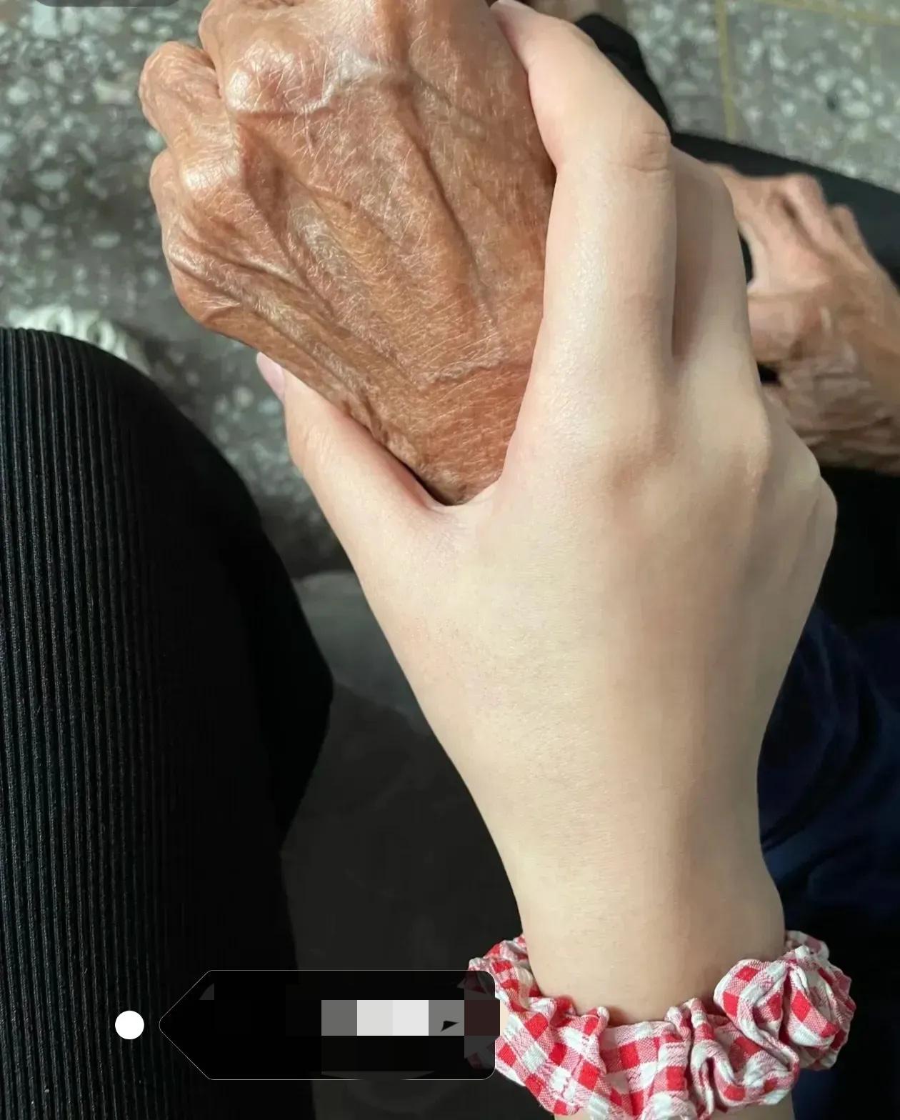 扎心啦！！！
农村一个老太太 99 岁，没病没痛的，早上吃完饭突然对家人说：“我