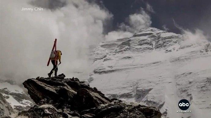 50岁美国登山家成功从珠峰北壁滑降 有史以来第一人

本月15日，50岁的美国登