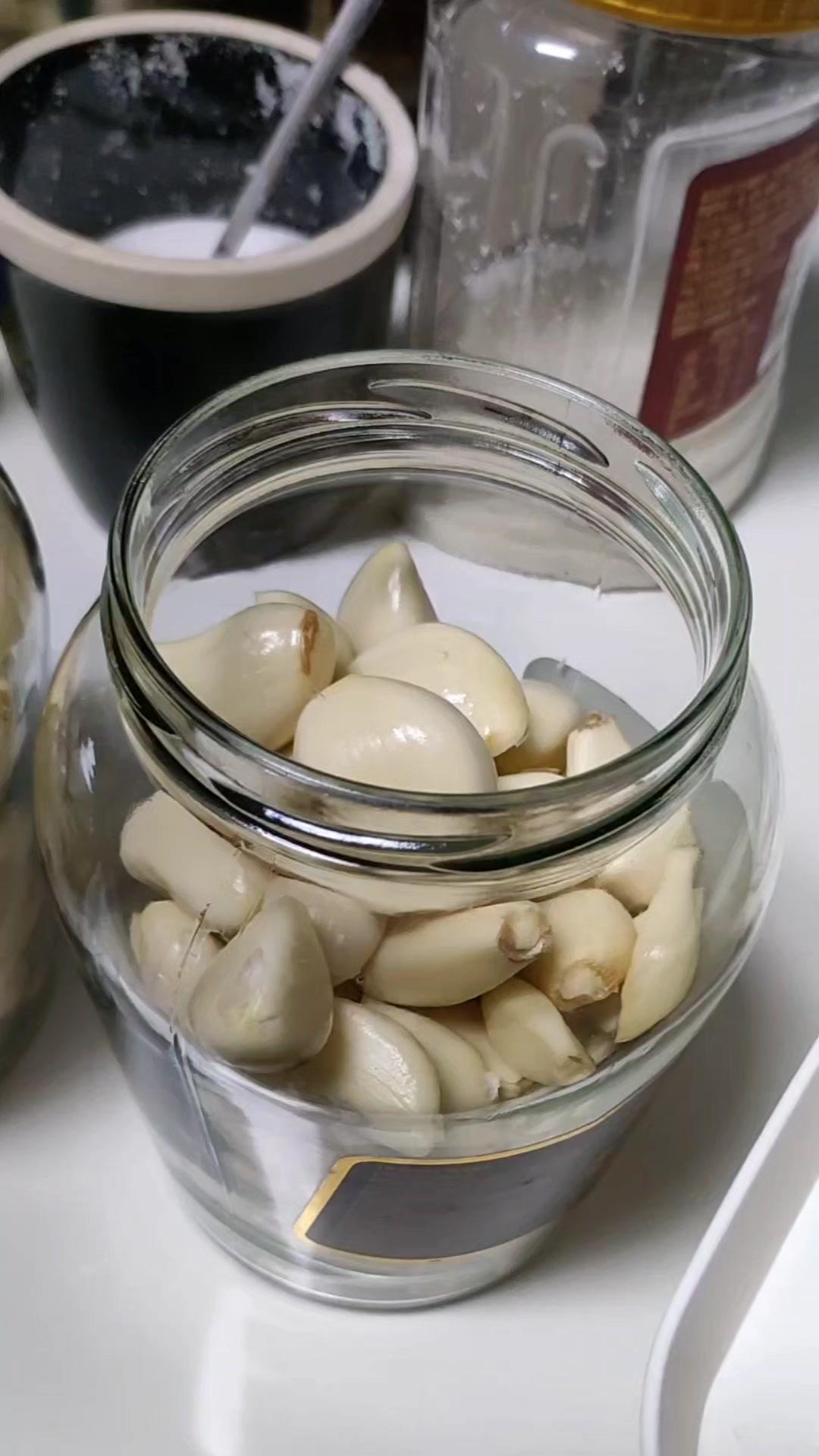需要的材料很简单，一个干净无油的罐子，一头头剥好的大蒜瓣。
1️⃣准备食材：把大
