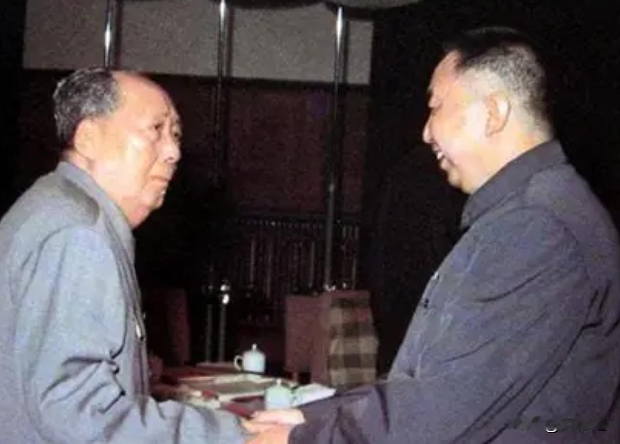 晚年的毛主席告诉华国锋，我们是人民的勤务员，人民的公仆。毛主席高瞻远瞩，总览全局