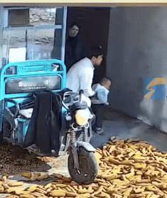 又玩脱了！爸爸本是想和孩子玩举高高，结果一不小心把婴儿扔高了，婴儿头撞到钢管，身