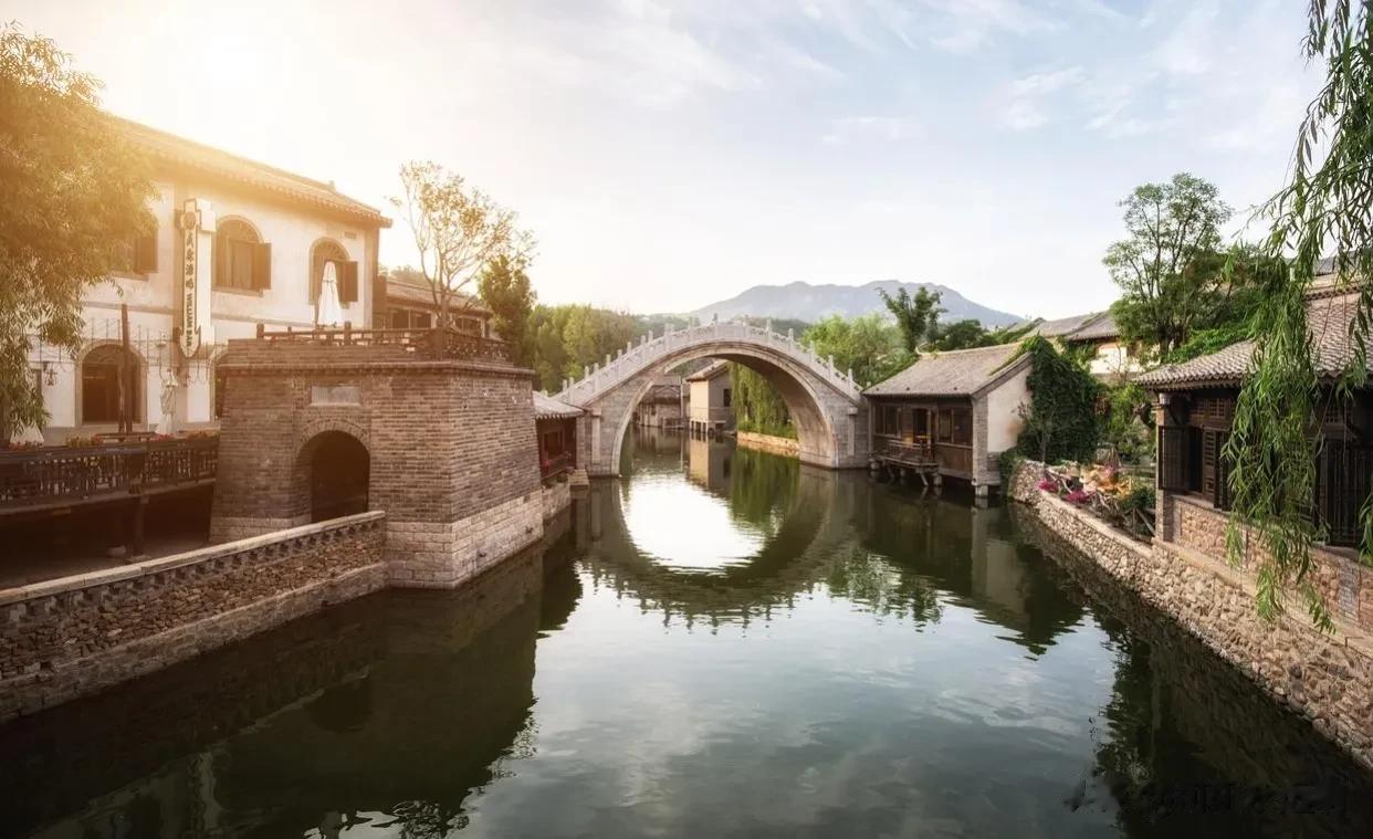 古北水镇因水渠环绕，而使得秋天更加湿润

北方大多是大山森林或大型湖泊，很少有细