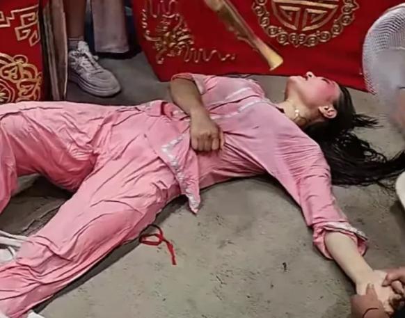 7月5日，河南，女豫剧演员，在50度左右高温的铁皮棚中表演2个多小时，不料，刚谢