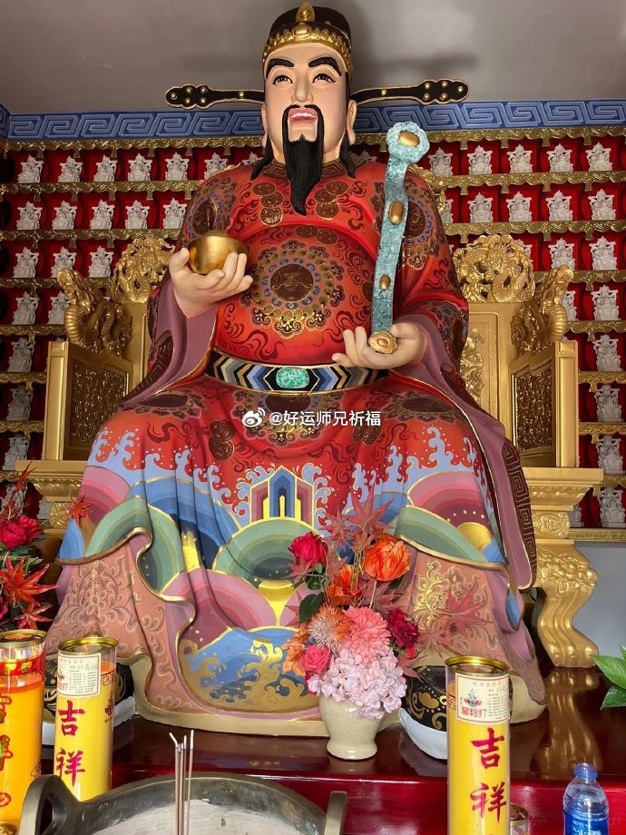 默念三遍 定有好的转变自己就是财神眷顾的人，每一天都行善积德，利己利他，正财偏财