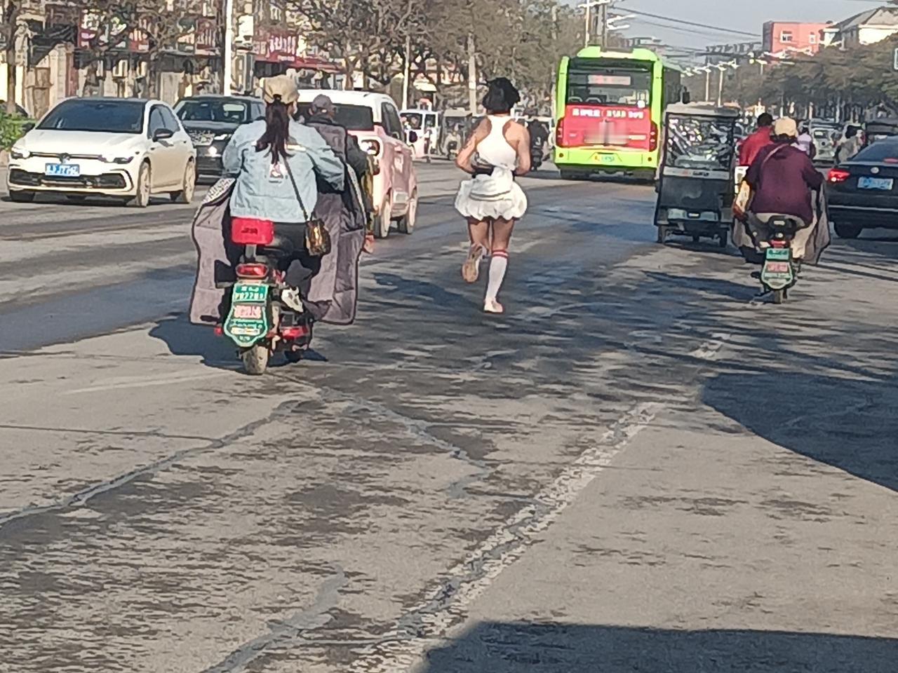 早晨七点半，走在胜利西路，前边一个穿短裙的女孩子在跑步。从背影看，小姑娘身高得有