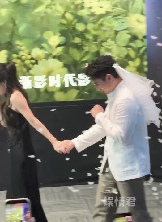 刘萧旭戴头纱这个出场方式有点过于甜了！刘萧旭戴头纱被王格格牵手入场🈶~刘萧旭戴