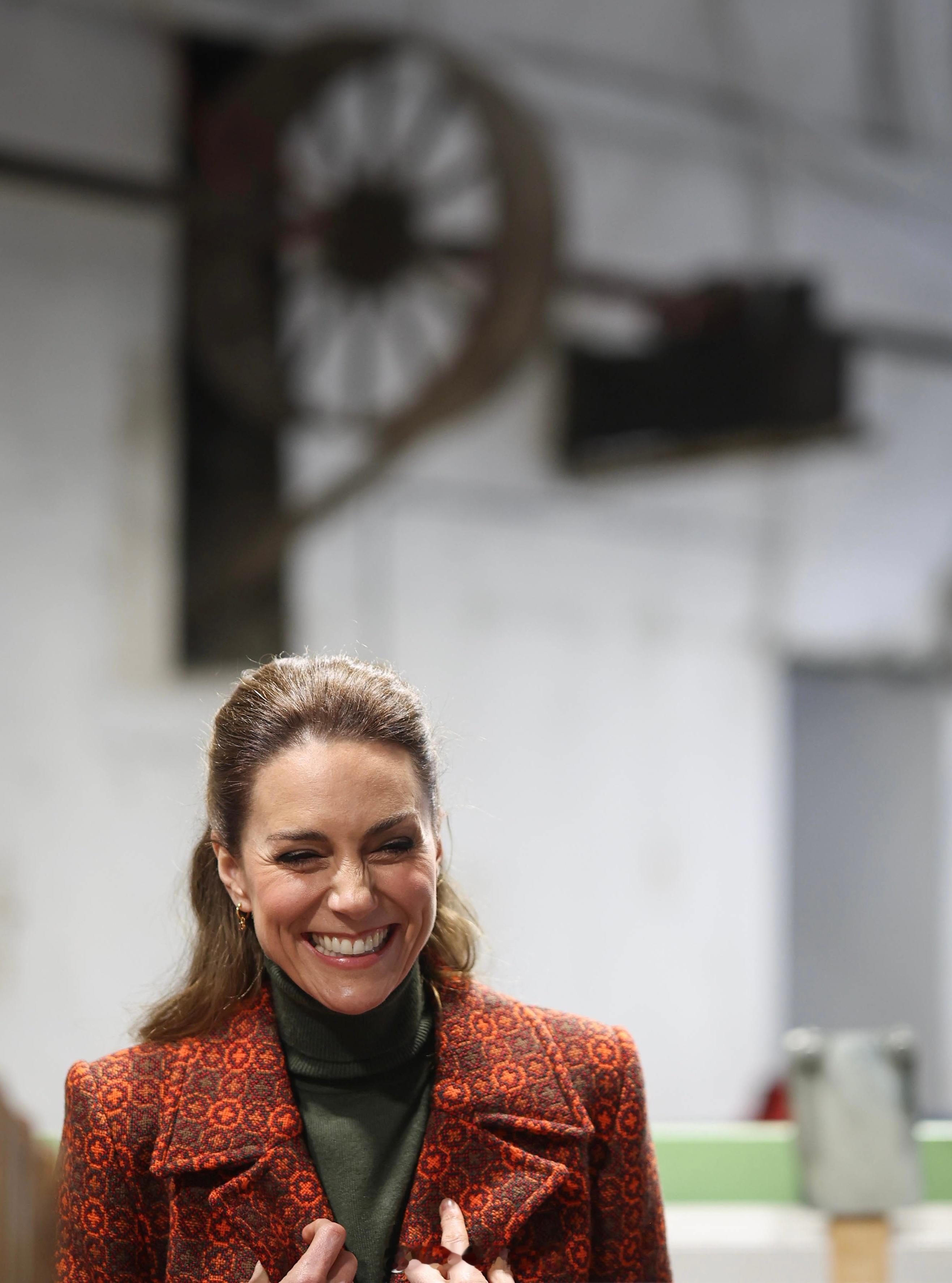 凯特王妃  今天凯瑟琳王储妃在威尔士卡斯尔莫里斯访问当地毛纺厂Melin Tre