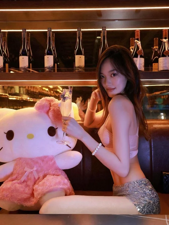 他好像每一次喝酒以后眼中看向我都是充斥着那朦朦胧胧迷人的爱意