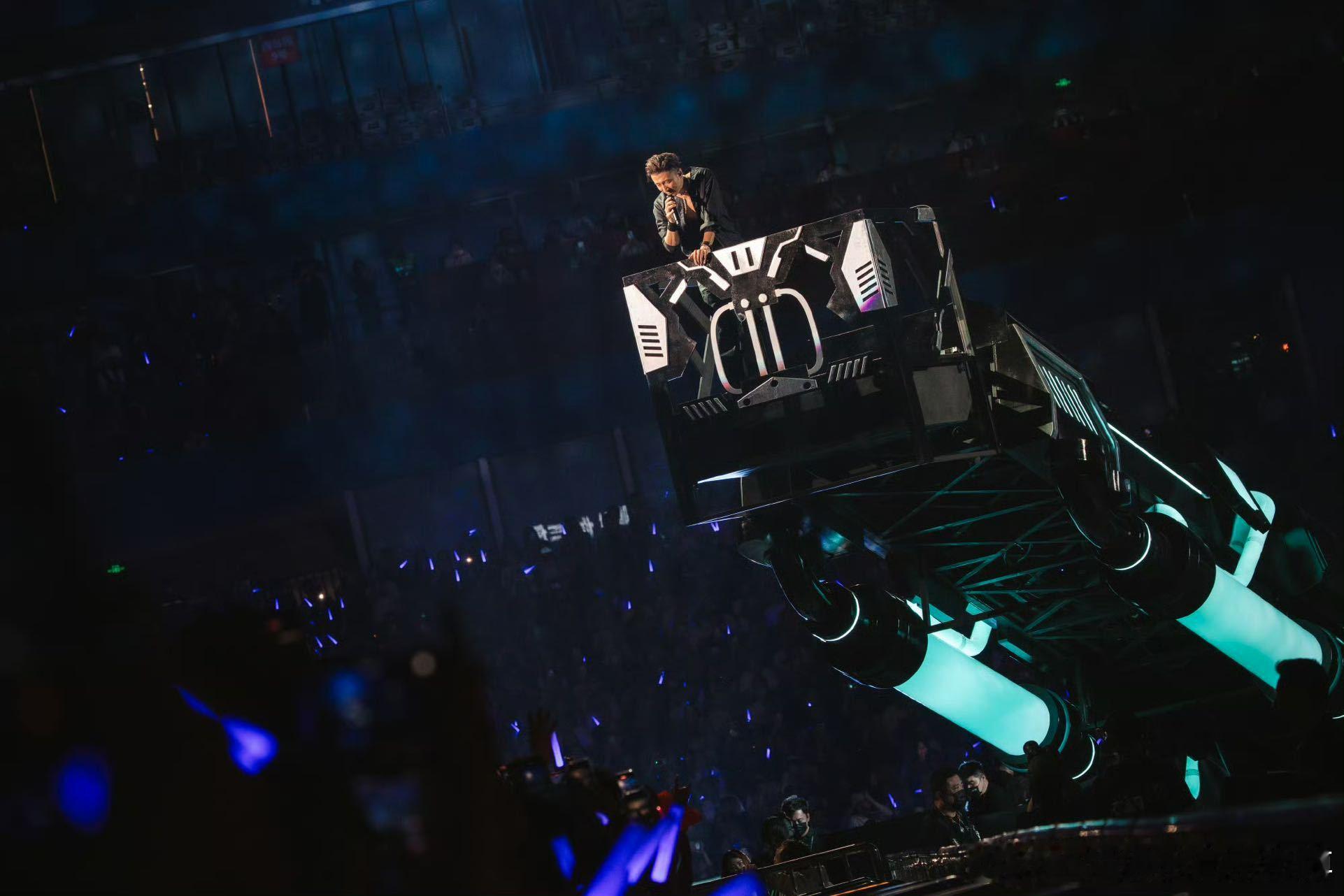 谢停风谢停雨收拾收拾准备上班谁被谢霆锋的天气buff拿捏了🌪️从广州“谢停风”