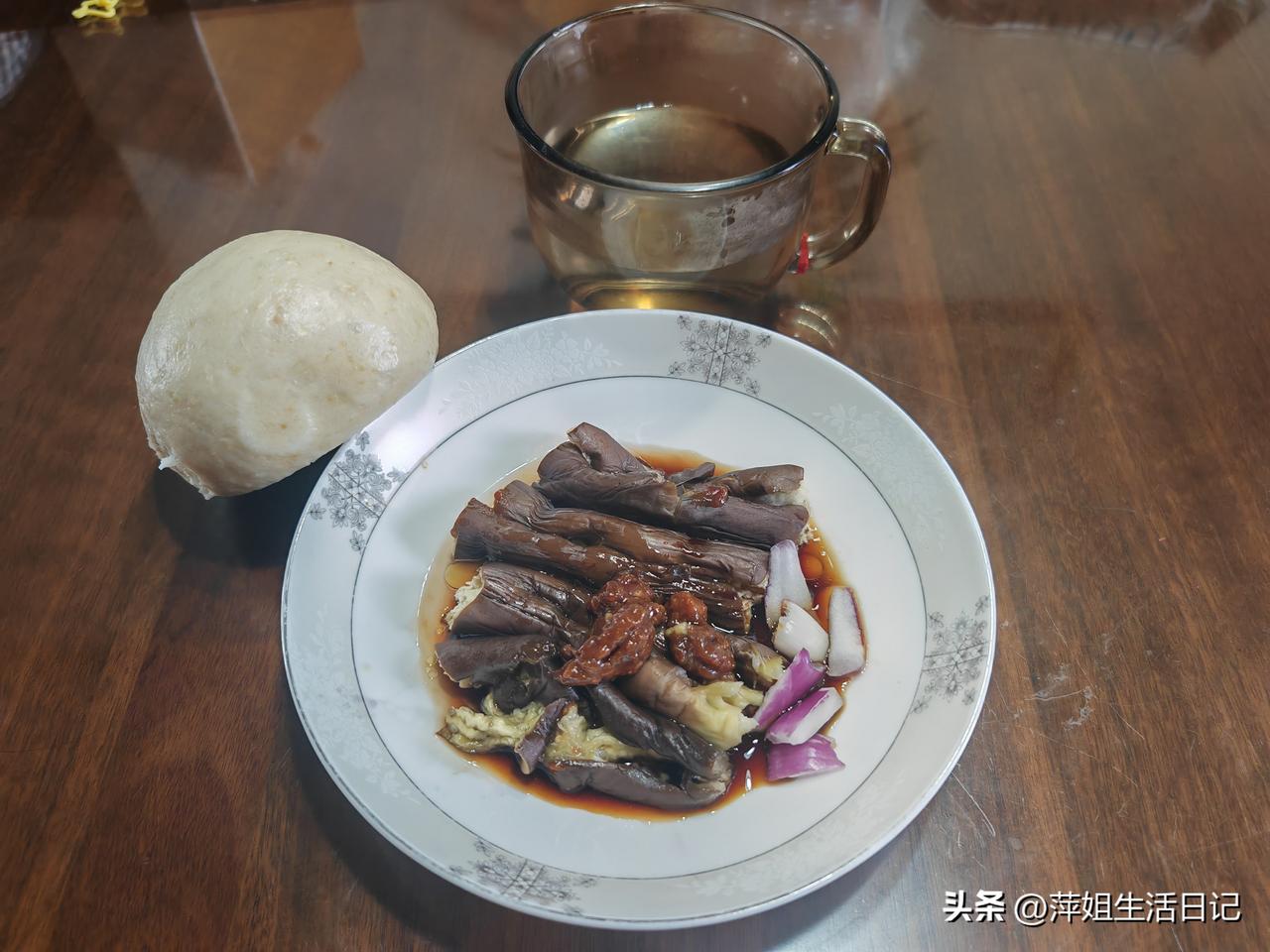 一个人的午餐～
一个人吃饭太简单了，没有人打扰就放松了，就懒省事了。

上午和大