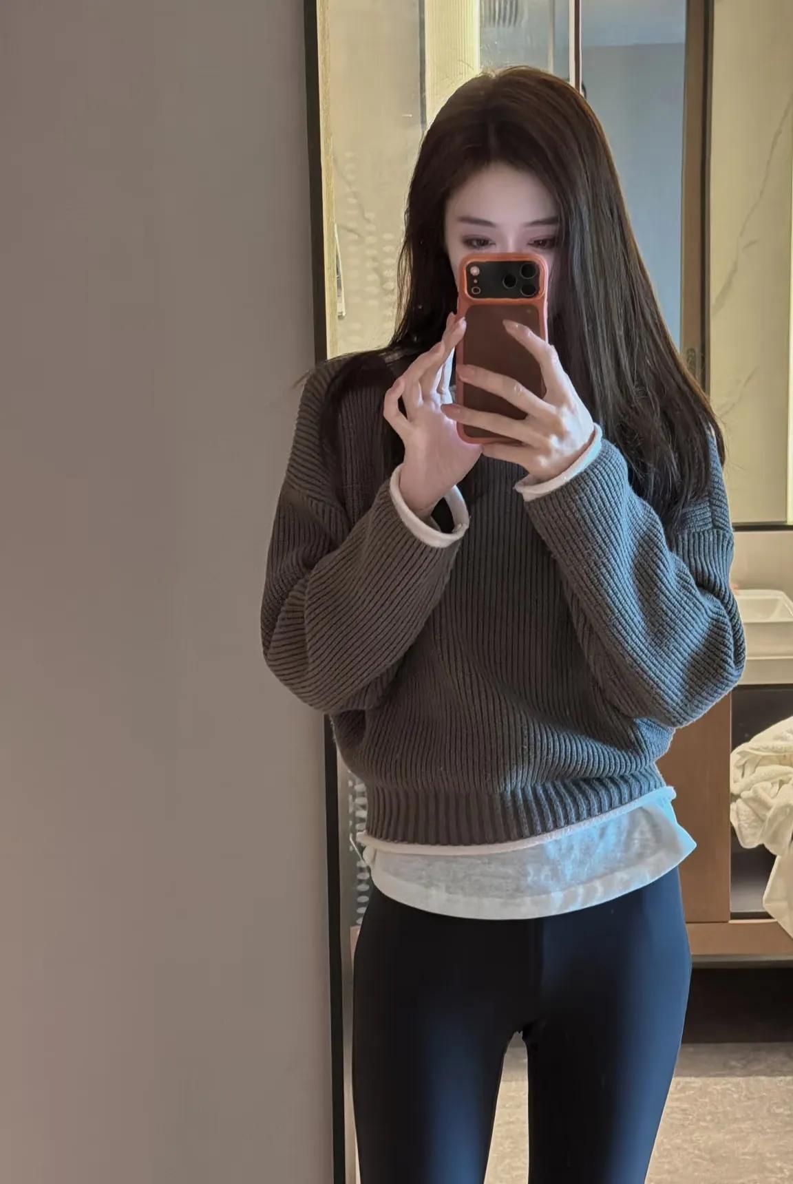 温暖冬日穿搭，灰色毛衣+黑色紧身裤，简约又舒适！🌟👗👖