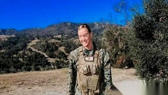 2019年，阿富汗美军基地。
印度工人洛克什的眼睛，像两颗钉子，死死钉在那些路过