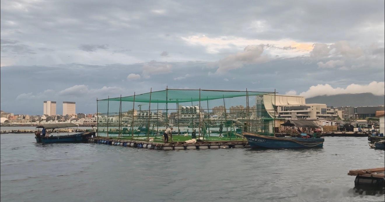 海南来了个漂浮在海上的足球场在海上踢足球是种什么体验浙江舟山翻新球场这个事，是“