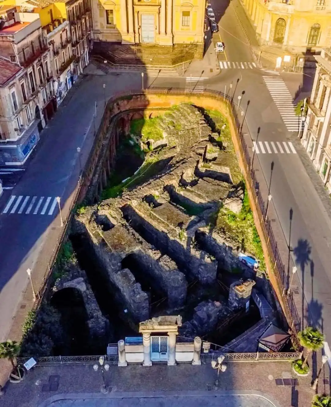 卡塔尼亚露天剧场建于公元 2 世纪，是一座位于西西里岛卡塔尼亚的古罗马...