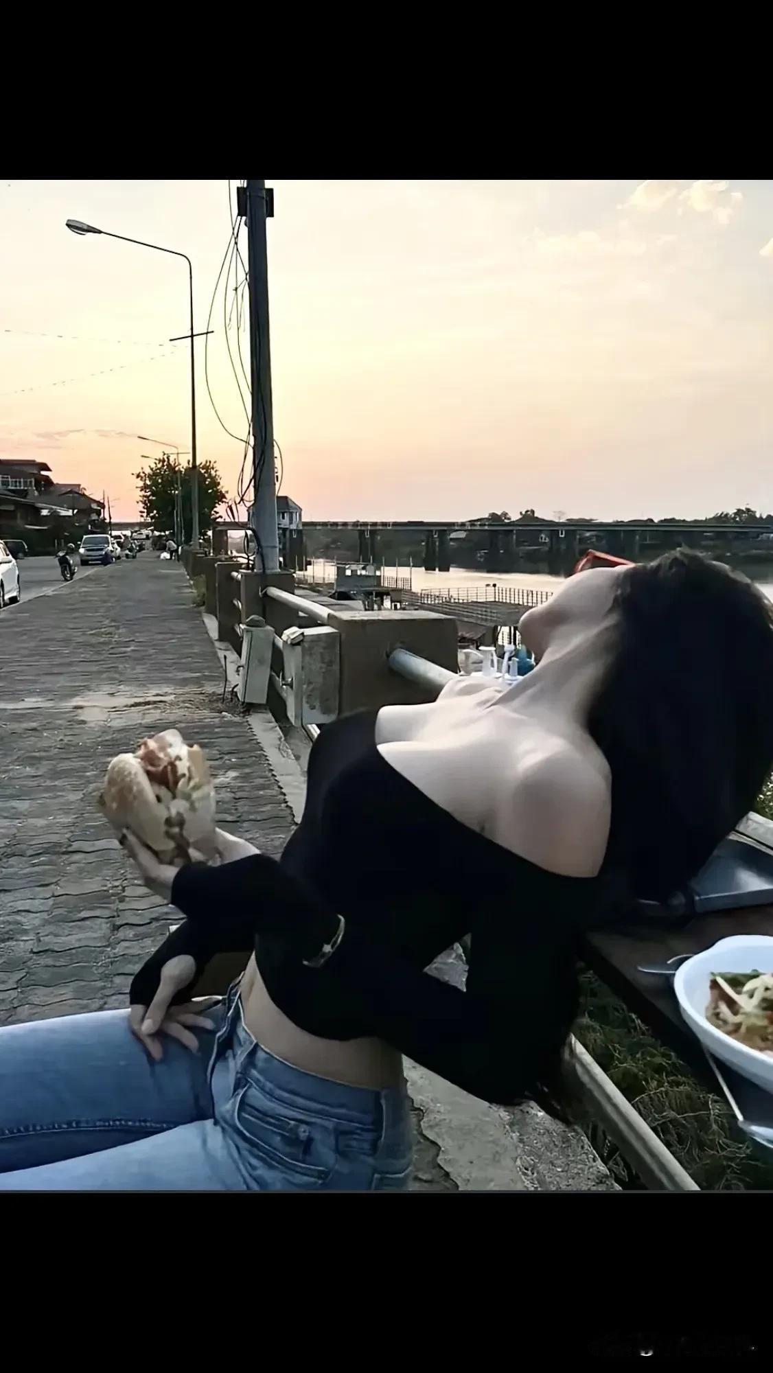 秋之黄昏，花影摇空。