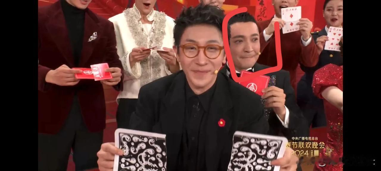 尼格买提太尴尬了[捂脸]

全国人民都看到了小尼尴尬的表情，估计现场这么多人刘谦