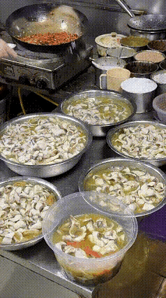 你特意点的微辣水煮鱼，就在最后一份儿呢！