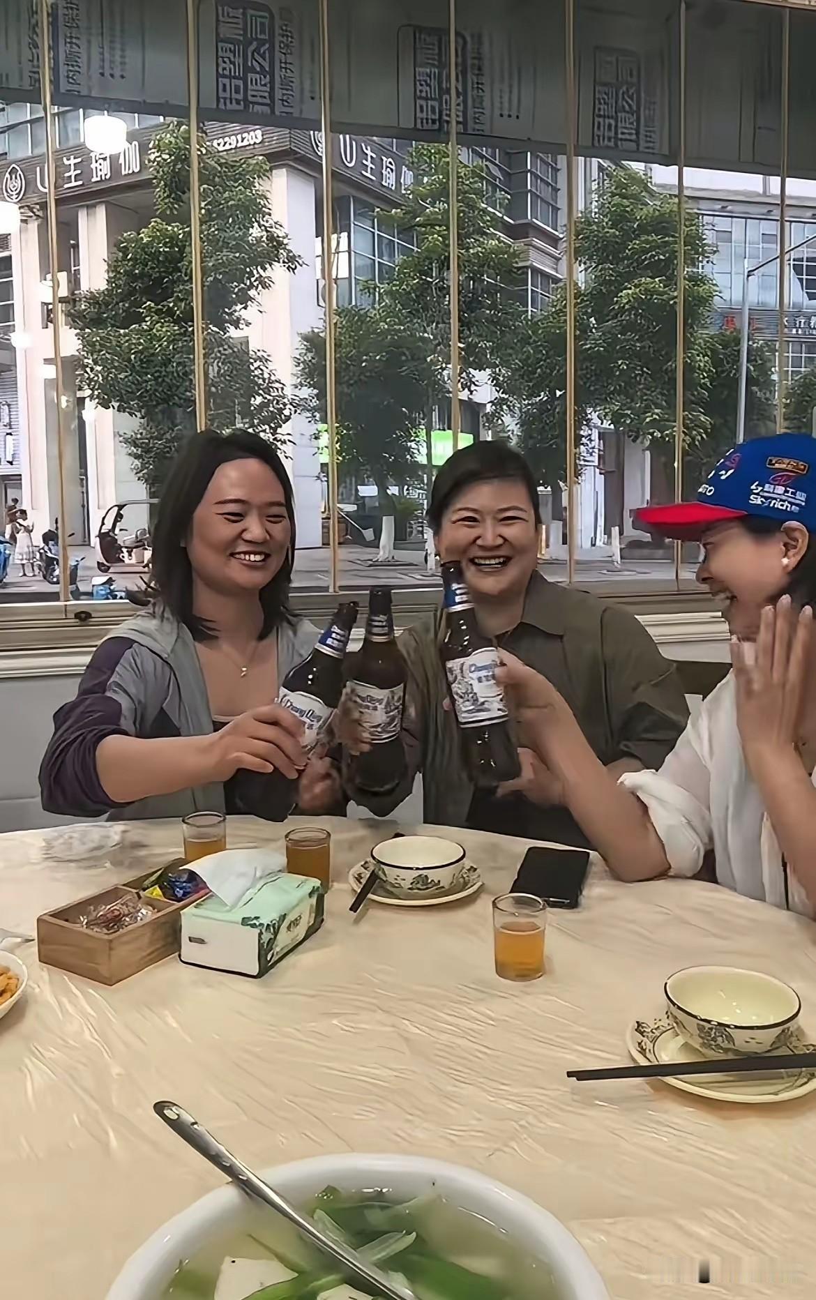 张雪的妻子也是非常的豪爽，与好朋友在一起用餐的时候，喝啤酒根本不用酒杯，几个人直