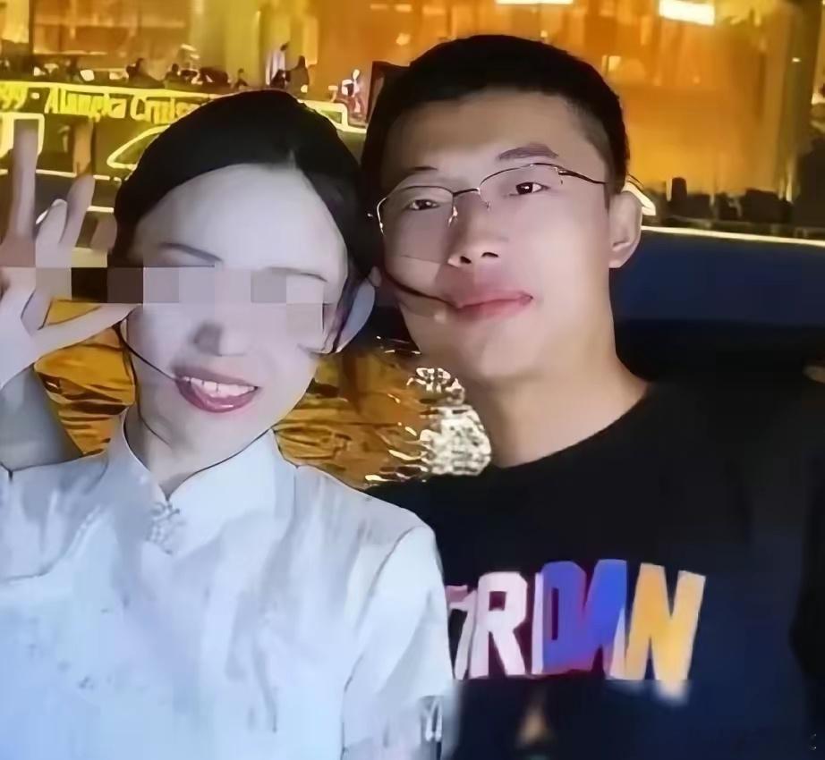 郭有才包装前和包装后的对比图片，换造型不一定是蓄谋已久，人家本来就是个小网红，没
