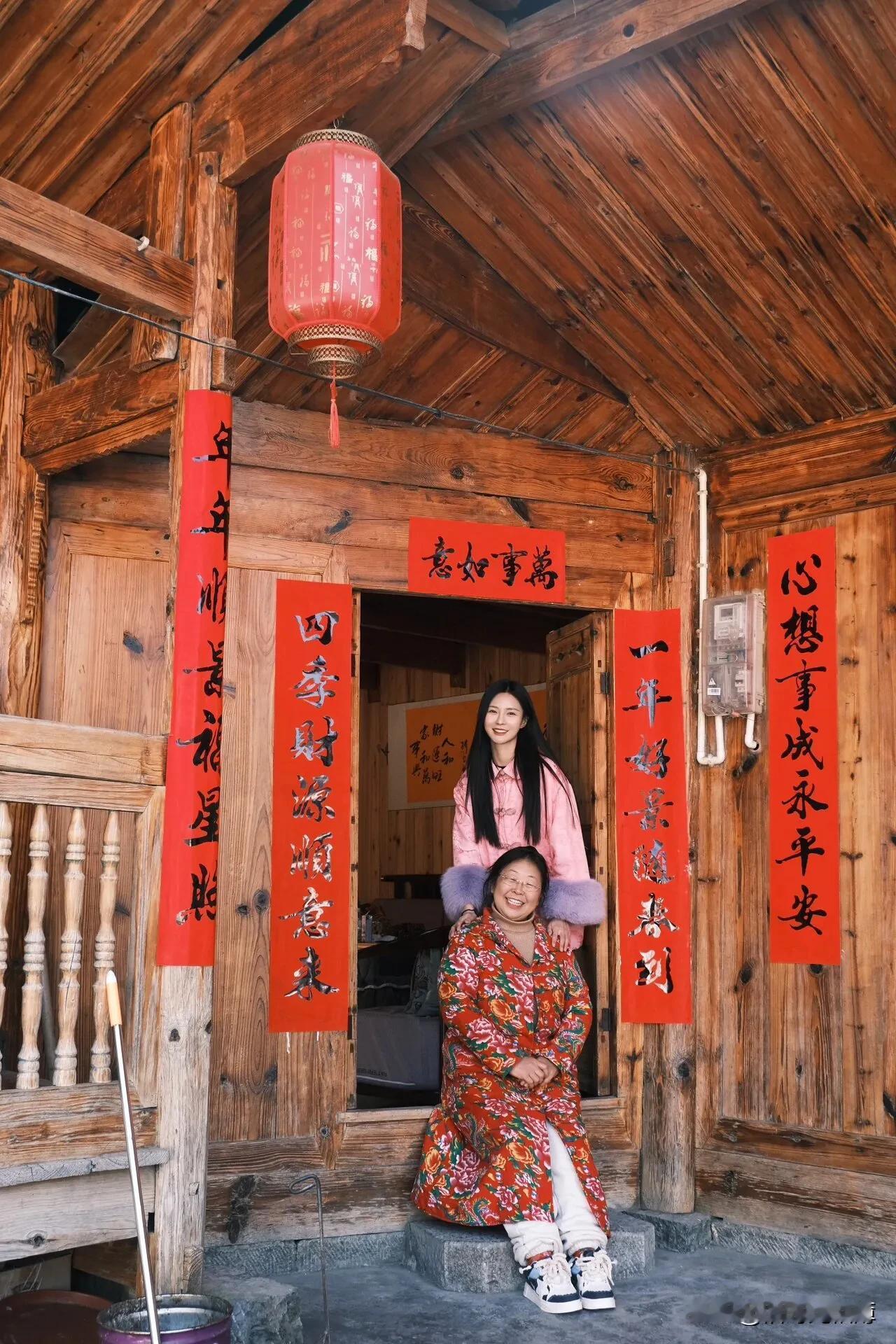 杜海涛沈梦辰一起回湘西老家过年，木质房子看起来好温馨～蒿子粑粑、小虾米、蒸肉、折