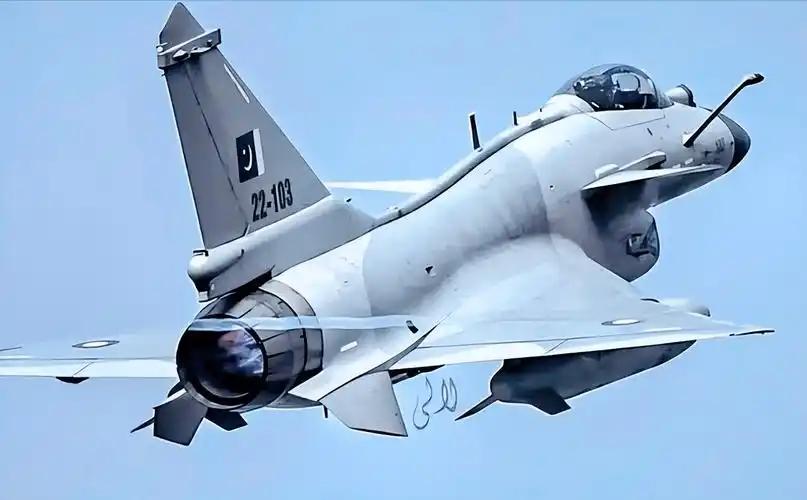 最近中东出了个大场面，伊朗代表团从巴基斯坦返程，巴基斯坦空军直接派出大编队护航，