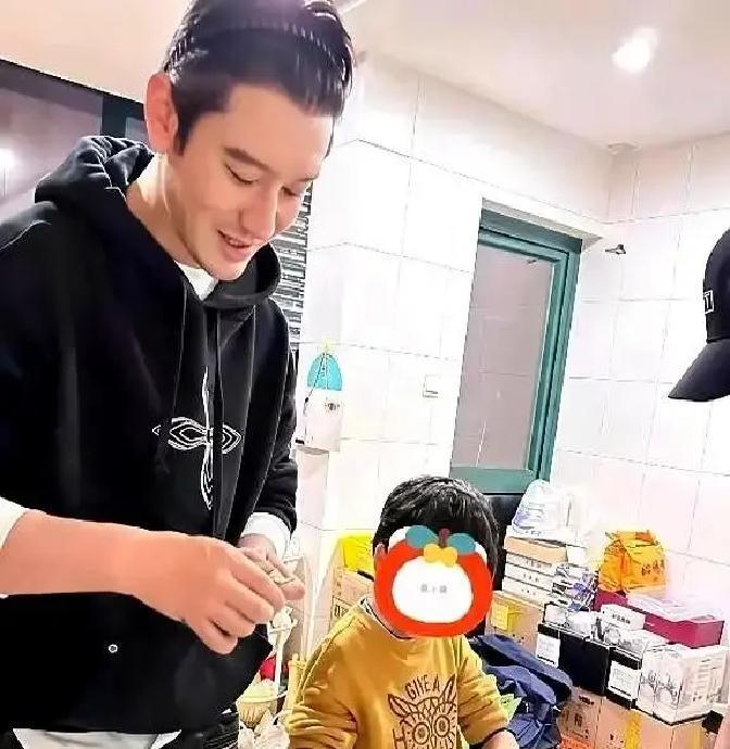 离婚第365天，孩子全科A+
 
黄晓明杨颖把散伙饭做成家常宴。每周三杨颖陪奥数