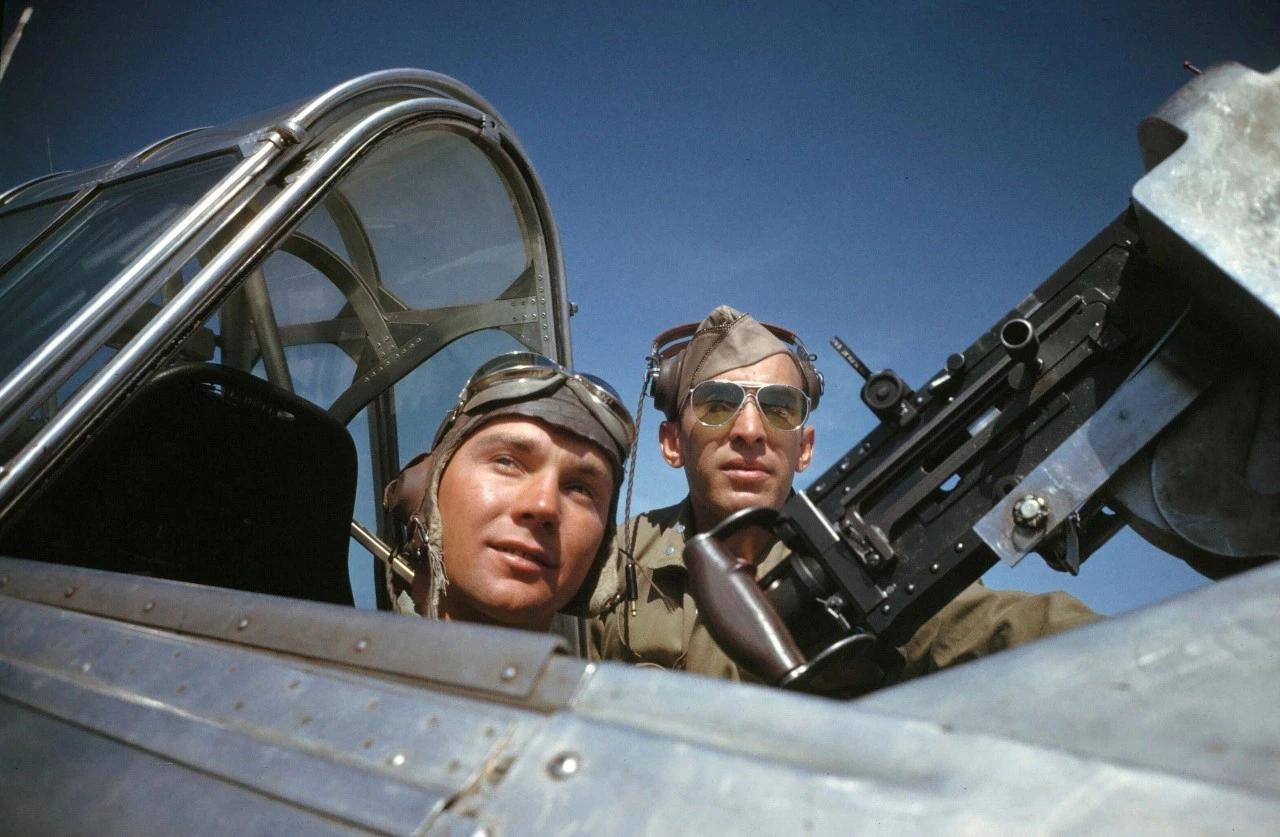 1942年正值第二次世界大战全面爆发后的第一年，美国已正式参战。为应对太平洋与欧