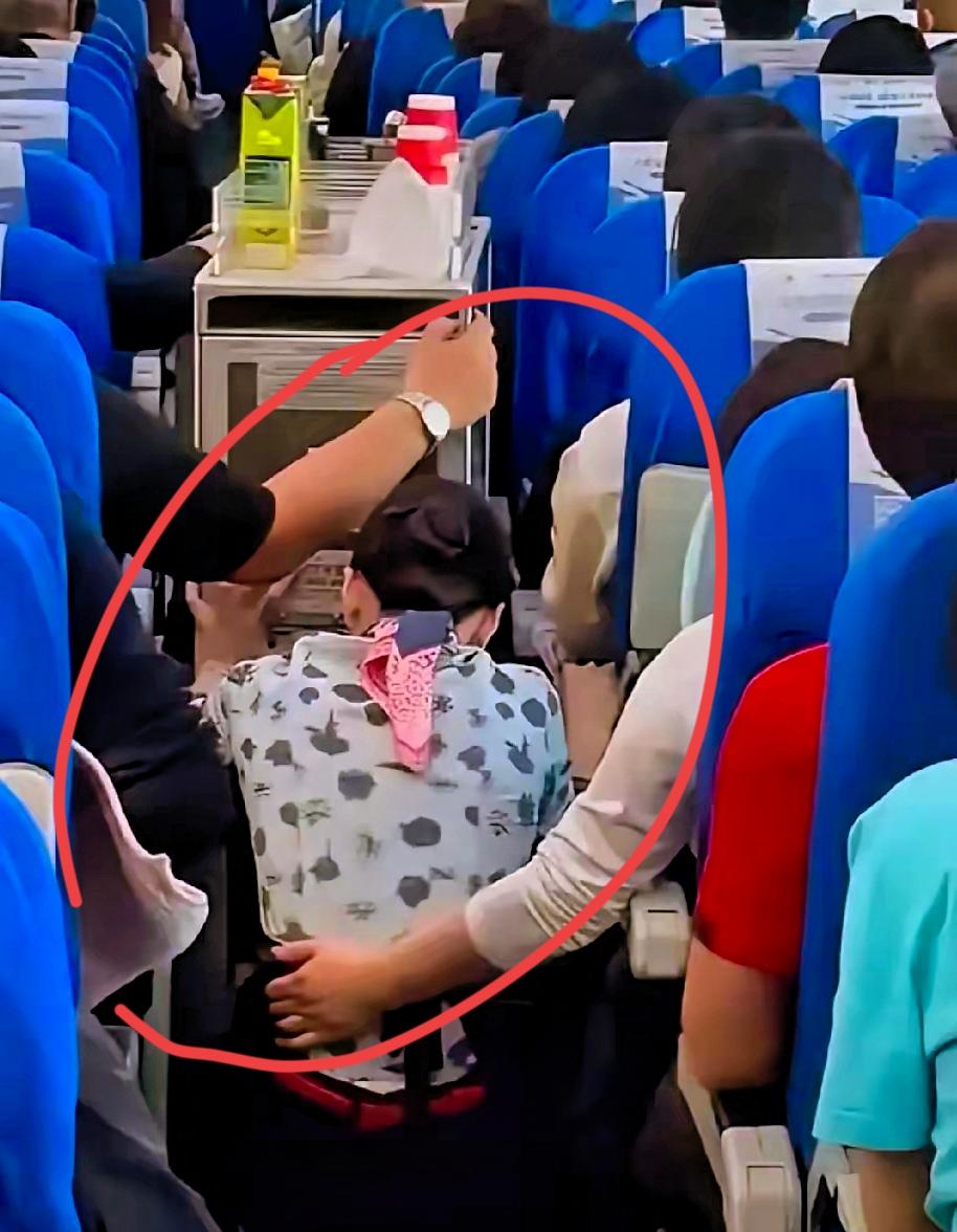 逼迫空姐下跪的这名乘客，接下来要面对的，是躲不开的三重窘境！

现场视频在网上传