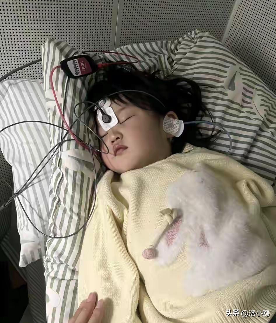 看到孩子这样，好心疼。
她犯啥错了，在自己家玩扭扭车，被人抢还要被抢的人的妈妈打