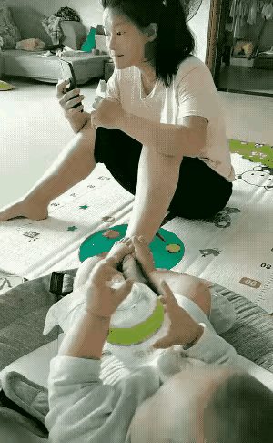 说这个小朋友的童子功是太厉害了，看起来太好玩了，太可爱了，这么点的孩子也不懂事，
