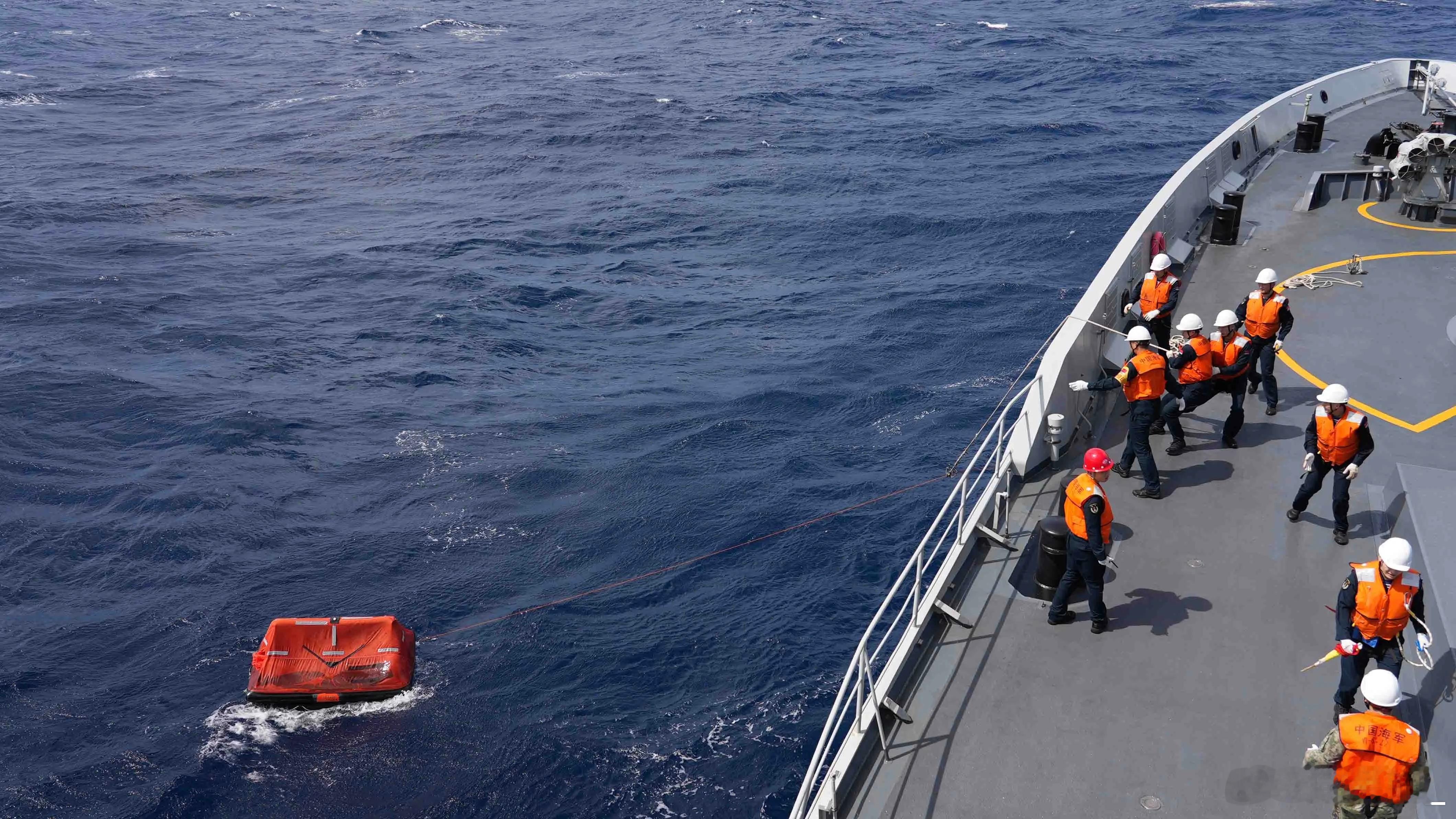 553大理舰参与救援倾斜失联外籍货船的落水船员 