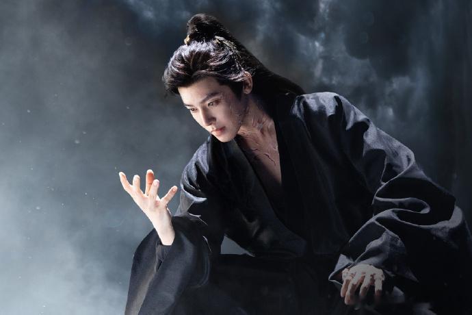 侯明昊纪伯宰银发侯明昊银发限定版  侯明昊银发限定版，谁懂这个小侯纪伯宰银发的含