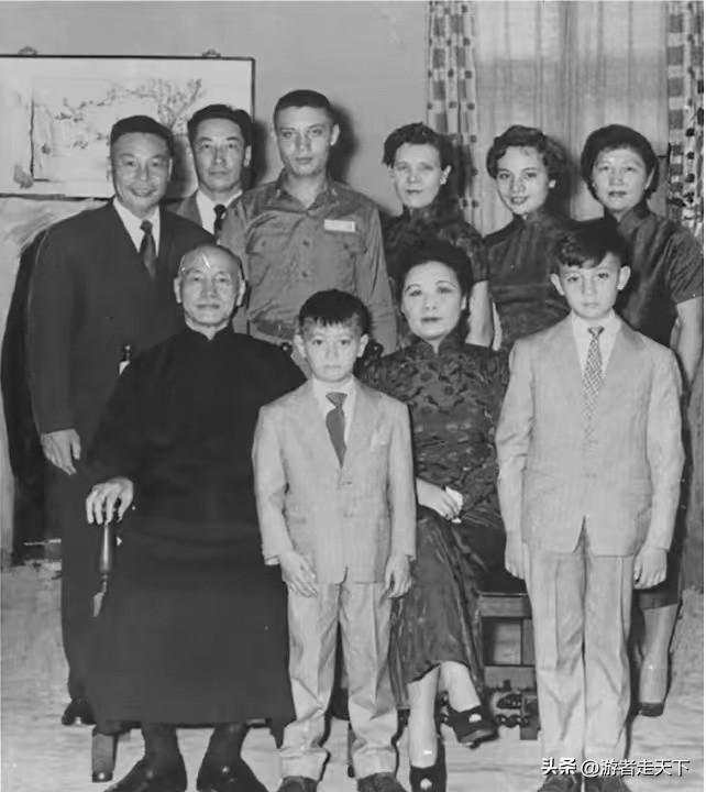 这是蒋介石一家在1956年拍的照片，左边坐着的男性就是蒋介石，右边坐的女性是宋美
