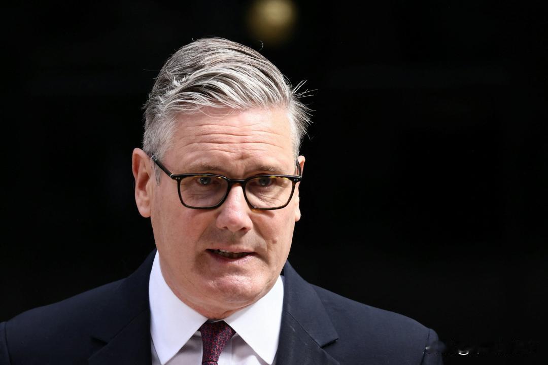 十年七相：唐宁街的旋转门为何停不下来？

英国首相斯塔默终究还是未能打破英国频繁