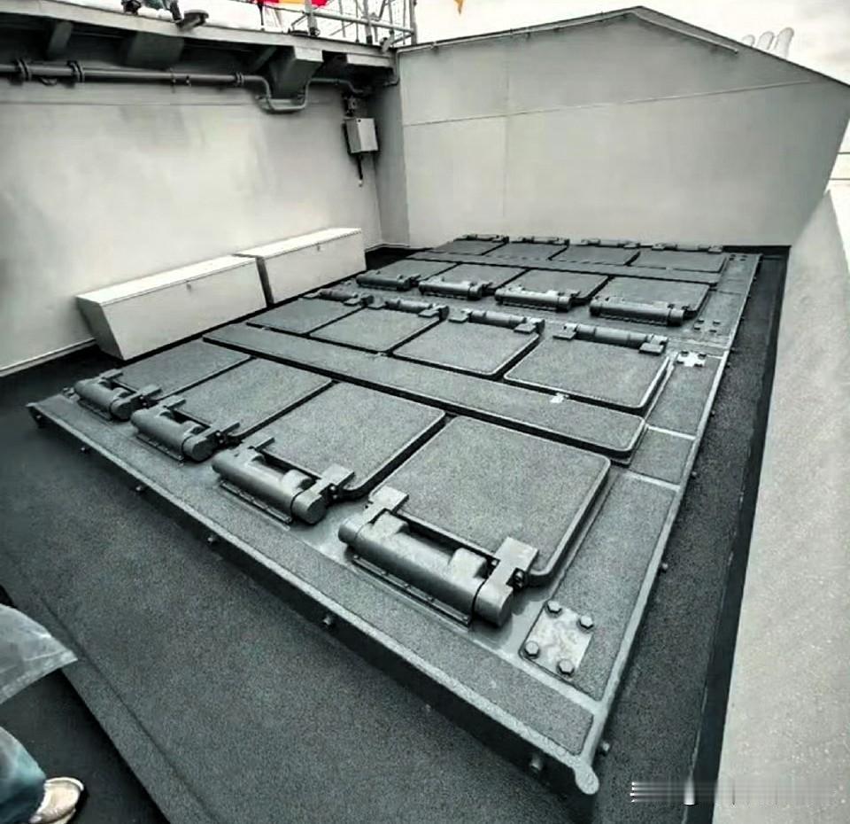 咱们现代级138泰州舰，这舰尾后16单元垂发改的这叫一个巧妙！[赞][赞][赞]