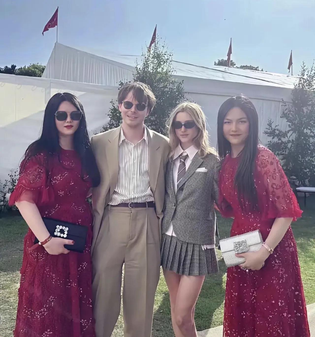 李湘喜欢穿红色衣服，把女儿的穿衣服打扮跟她一样，王诗龄都长大了，还那么听话，一看