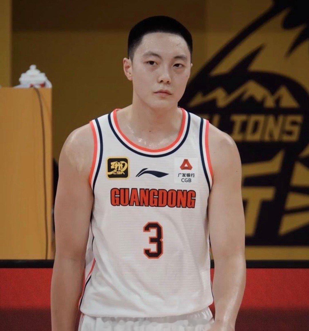 广东男篮队长胡明轩将缺席今晚的榜首大战，目前广东和青岛都是不败战绩领跑CBA广东