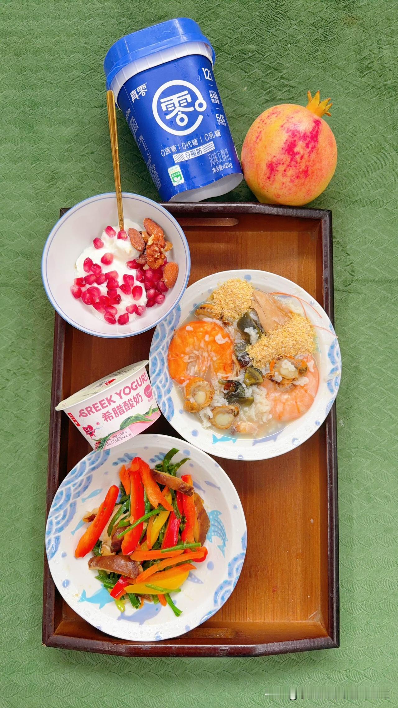 五常大米熬的海鲜皮蛋粥，最后撒小麦胚芽，皮蛋鸡肉，青岛大虾，扇贝都是优质蛋白质，