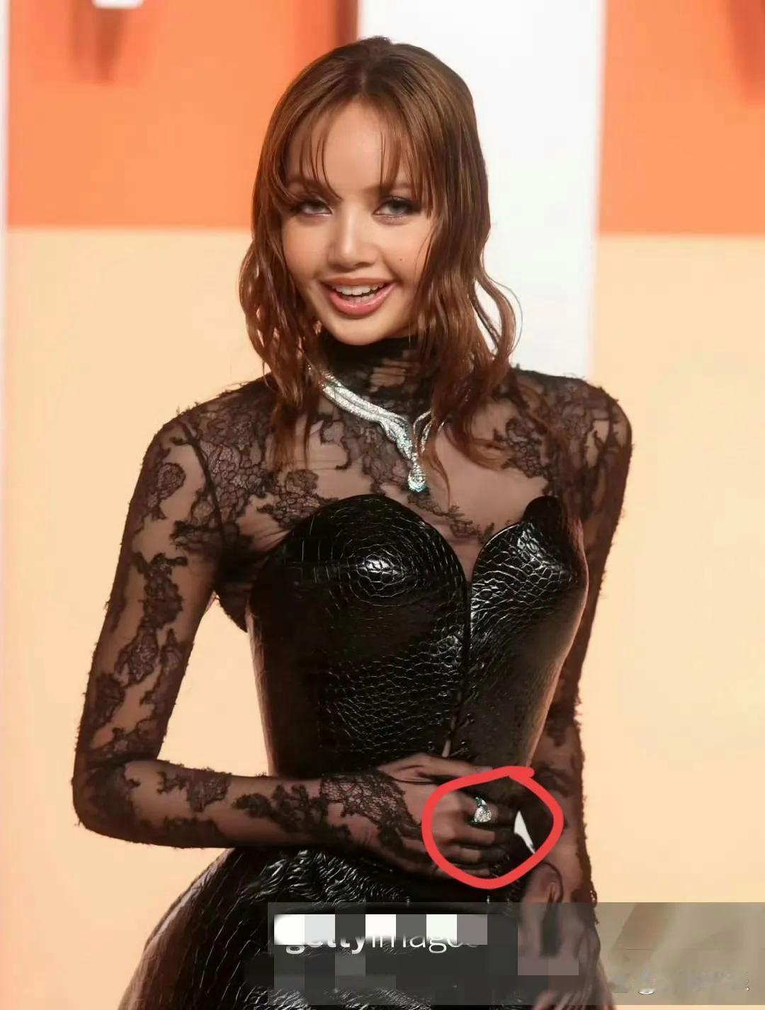 怪不得说美国审美都是卡戴珊类型！Lisa现在完全是卡戴珊家族的人了！跟了LV三公