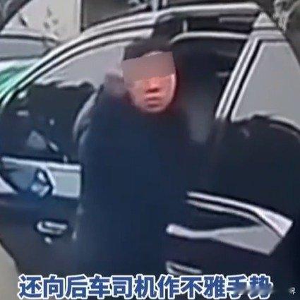 作不雅手势女子被撞倒为何无人同情1月6日下午4时17分许，一辆黑色商务车停在不断