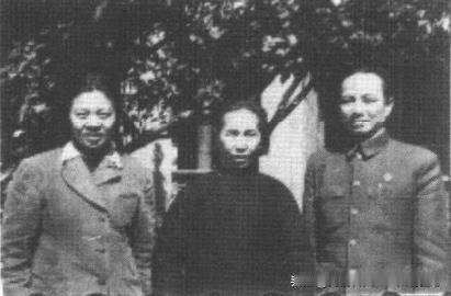 叶子龙与母亲、夫人合影