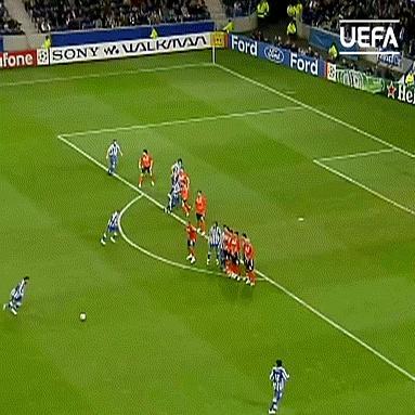 离球门不到两米，必进的砸地头球直奔死角，22岁的毛头小子竟然在身体横飞的瞬间，硬