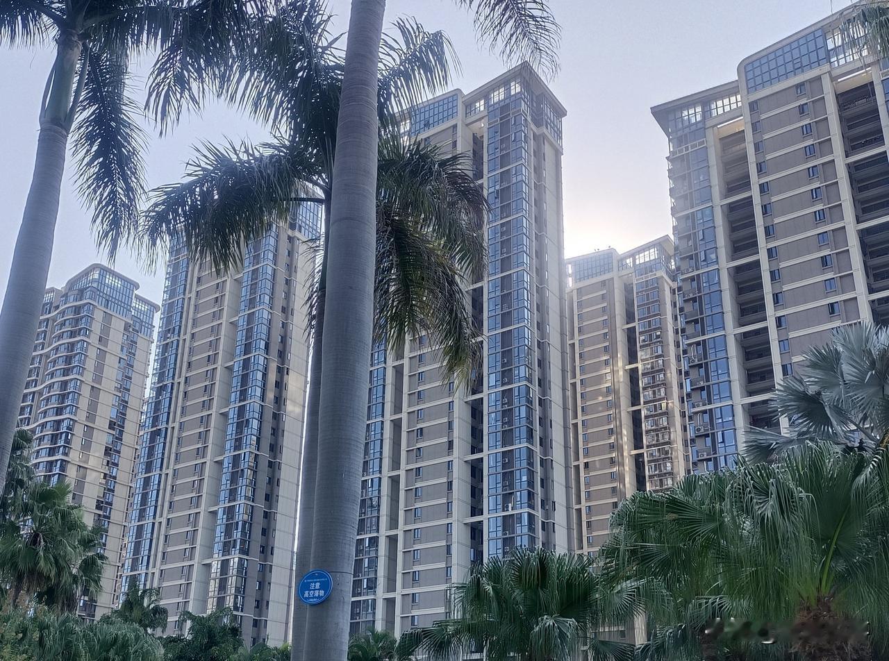 大家发现没，房价越是下跌，买房的人更少，着急卖房的人，又继续出低价，导致房价的再