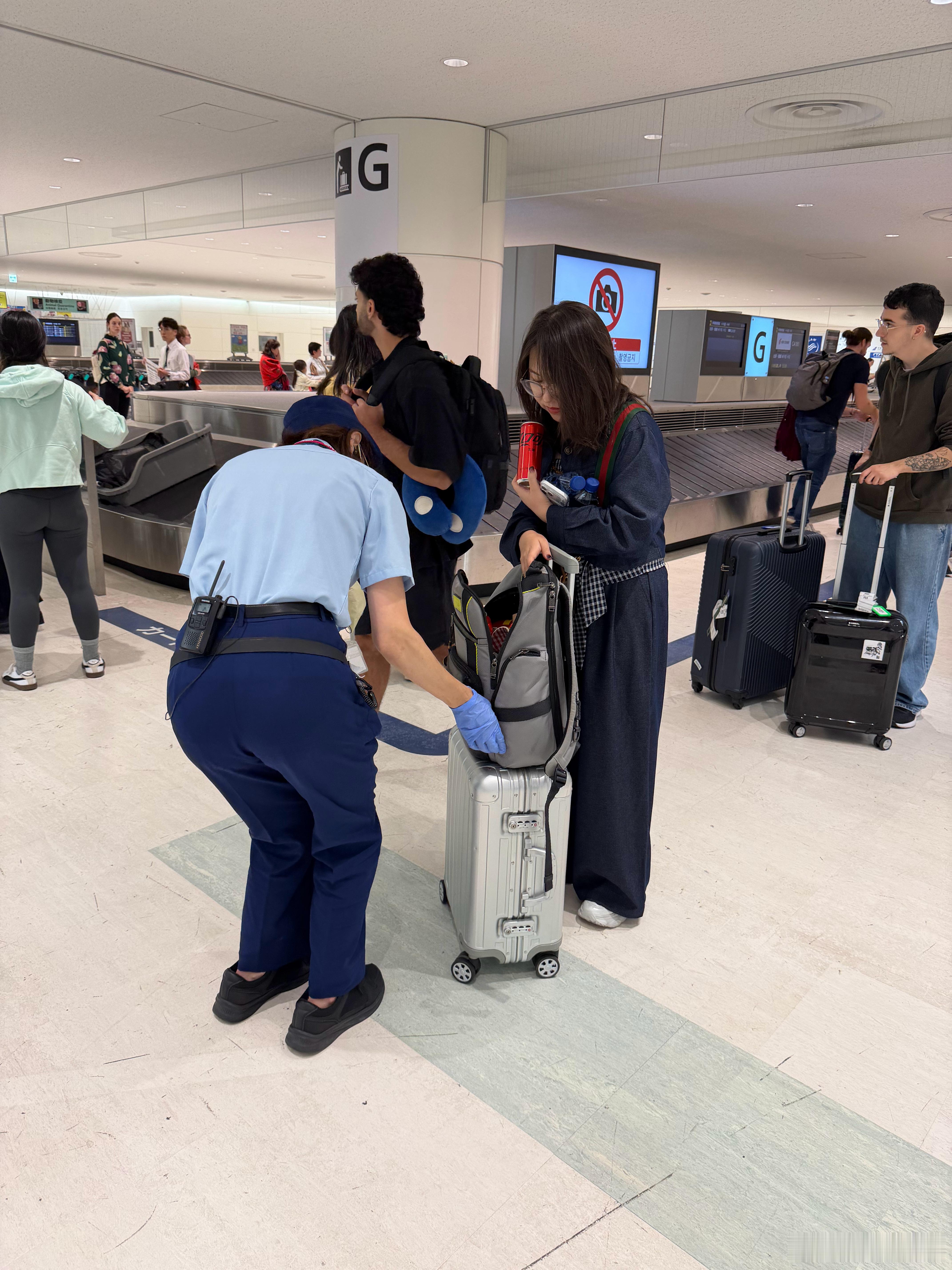 我从北京休息室拿了一根香蕉放在书包里忘了吃到东京之后机场提示不让水果蔬菜入境我就