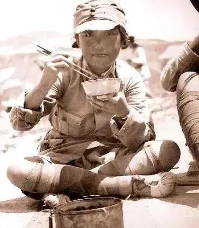 1937年，南京，几个日军轮奸一女子后扬长而去。突然，奄奄一息的女子爬到了躺在血