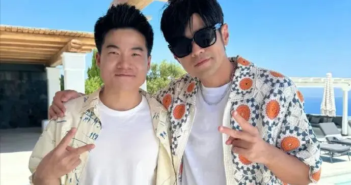 董宇辉晒与周杰伦合照